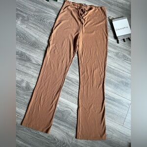 Reformation ribbed stretchy scrunch ruched waist tie lounge pants in tan. Size L